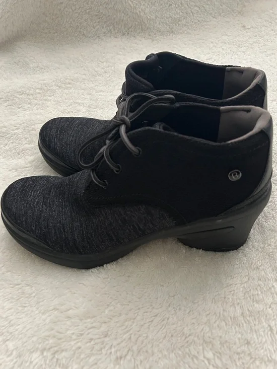 Bzees Women's Black Knit Lace-Up Ankle Booties - Picture 4 of 5